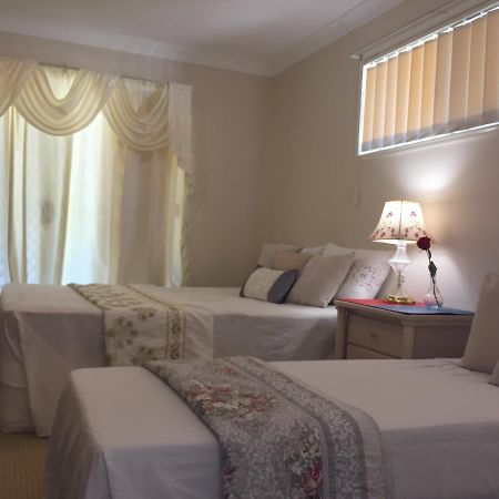 Theme Parks Amituofo Homestay Голд-Кост Номер фото